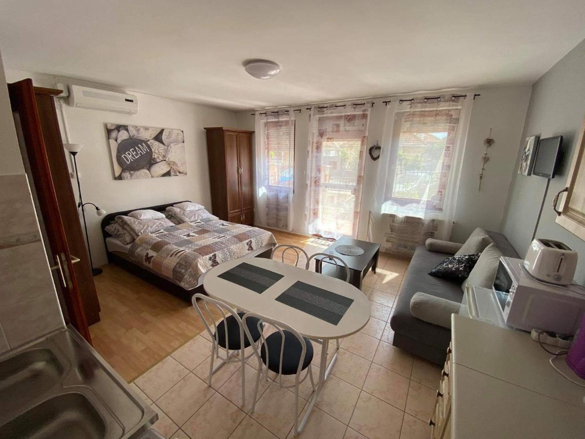 Hellasz Apartman Gyula Eksteriør billede