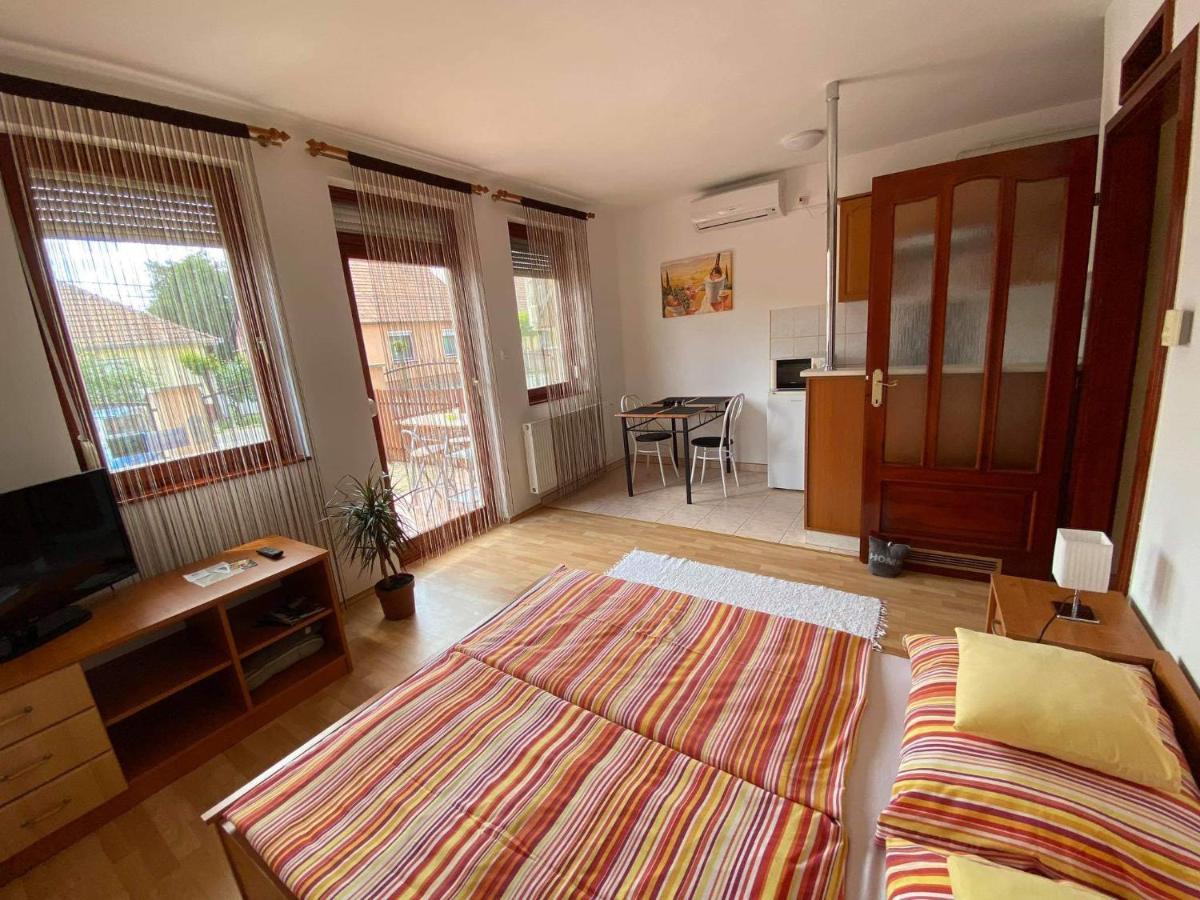 Hellasz Apartman Gyula Eksteriør billede