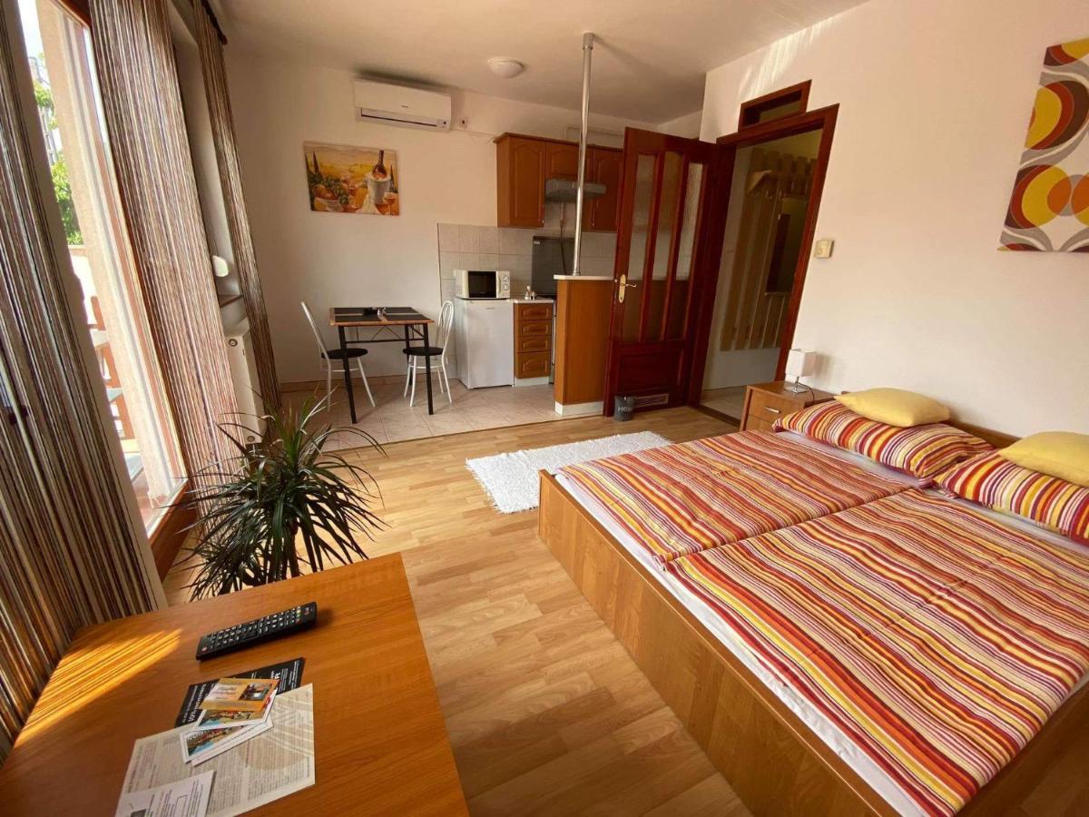 Hellasz Apartman Gyula Eksteriør billede