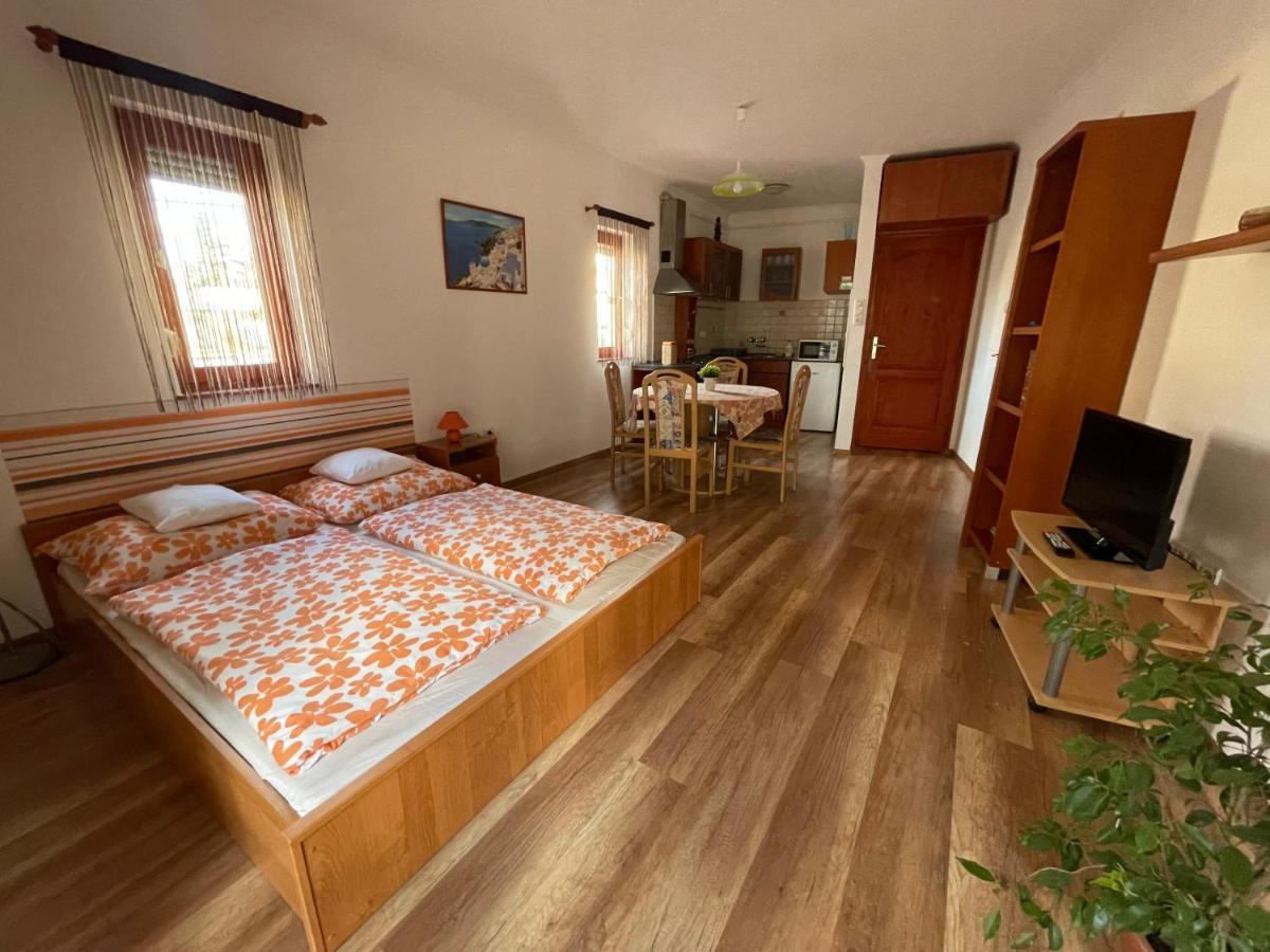 Hellasz Apartman Gyula Eksteriør billede