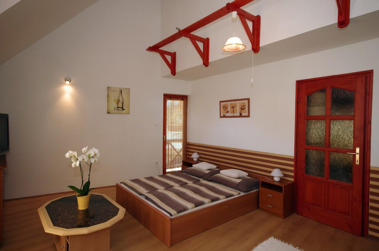 Hellasz Apartman Gyula Værelse billede